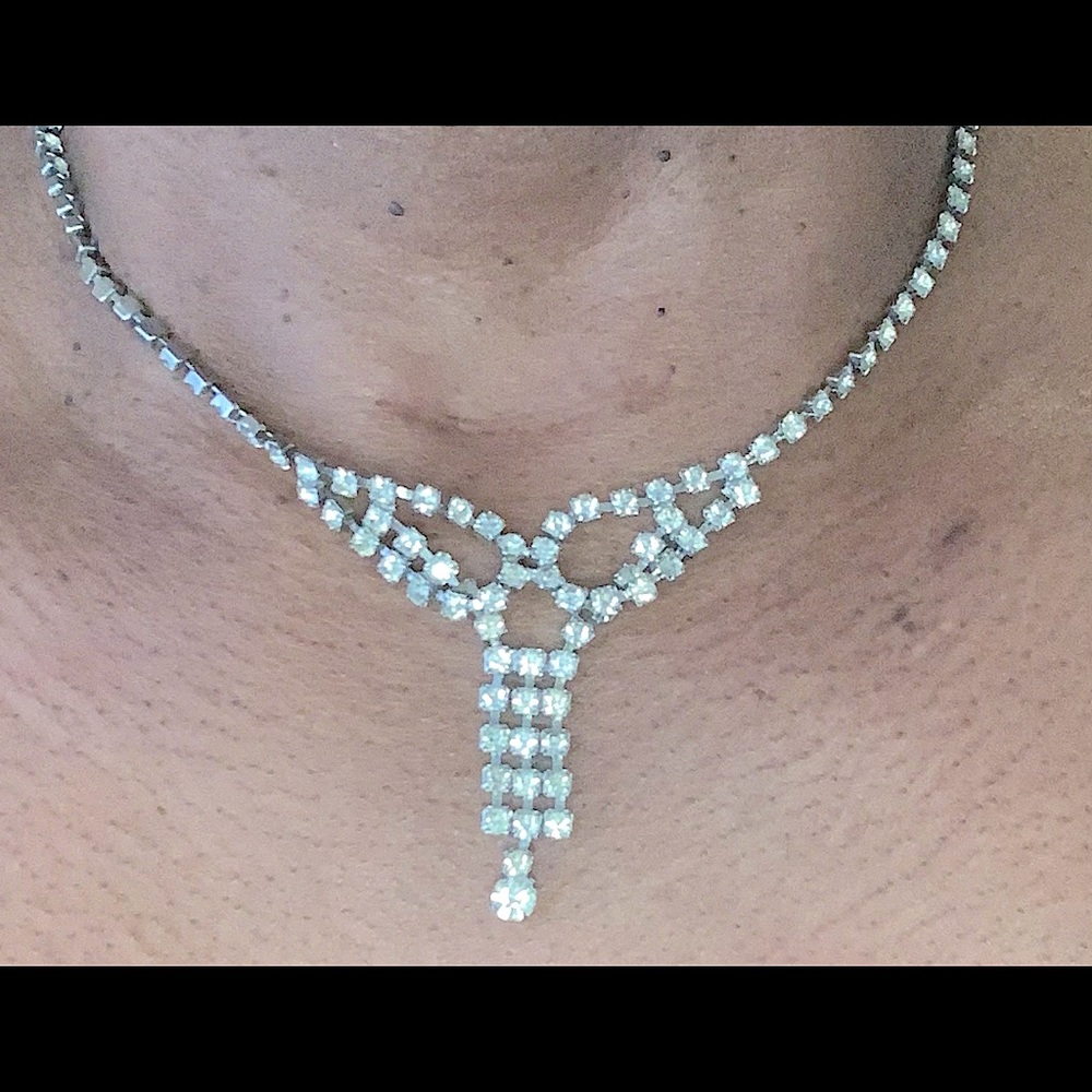 •Vintage rhinestone necklace• 16 inches long